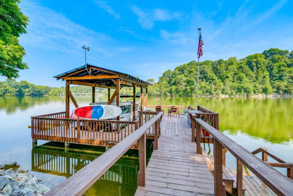 Duck and Bugs Cabin on Boone Lake with Boat Dock!